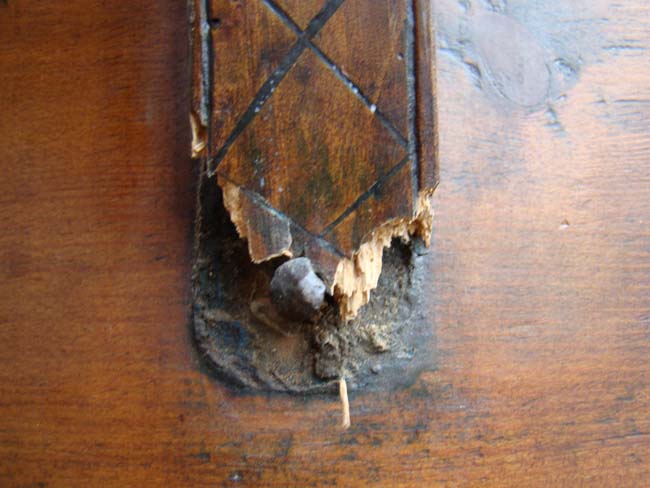 An antique double canted American sailors' sea chest with ropework beckets circa 1790-1825 — image 4
